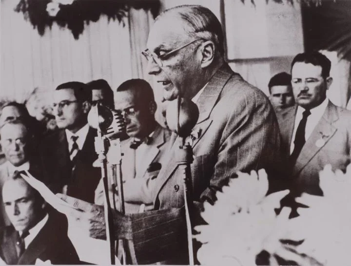 Roberto Simonsen, Presidente da FIESP e membro da Academia Paulista de Letras. Na ocasião estão presentes, entre outros Guilherme de Andrade e Almeida (no canto inferior esquerdo), membro da Academia Brasileira de Letras e da Academia Paulista de Letras e Francisco das Chagas Rodrigues (de terno escuro), bacharelando da Faculdade de Direito da USP