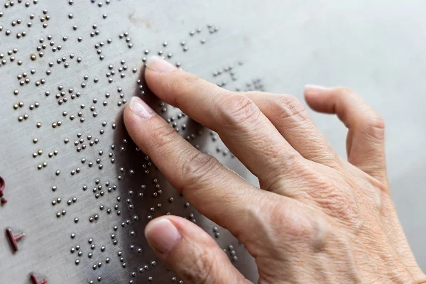 Dia Mundial do Braille: conheça mais sobre a linguagem e suas aplicações no mercado