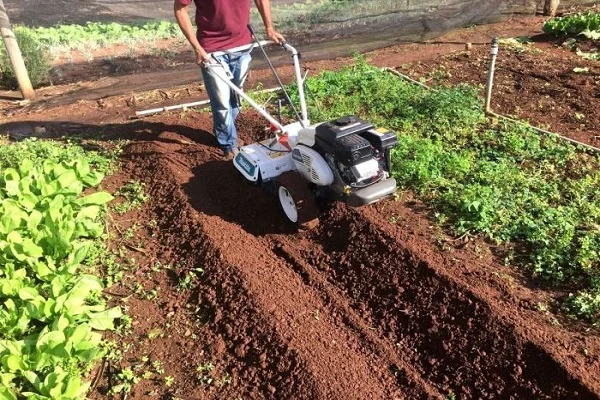 O que faz um motocultivador?