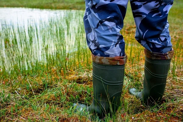 Qual a importância do uso de botas para proteção?