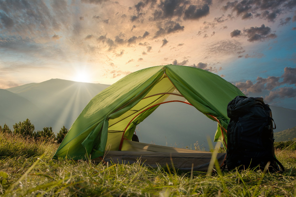 Foto vista da barraca do turista nas montanhas ao amanhecer ou pôr do sol