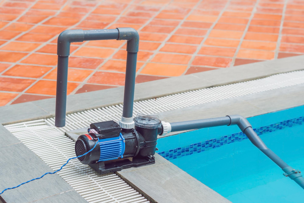 Foto de uma máquina motobomba tratando a água de uma piscina grande