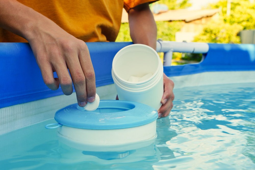 Mão segurando pastilhas de cloro branco sobre piscina skimmer cloração de água na piscina para limpeza